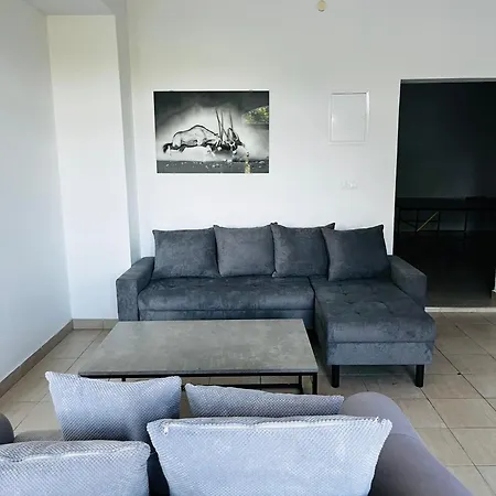 Orange Tree Garden טרוגיר